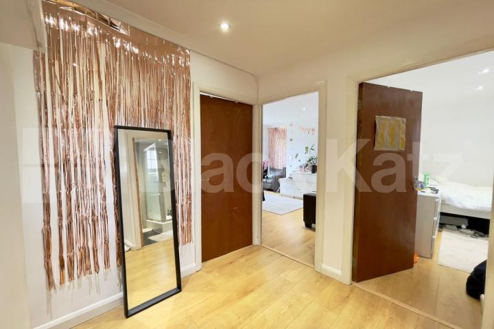 Bright & airy, well proportioned rooms & wooden floors throughout Falmouth Road, Borough